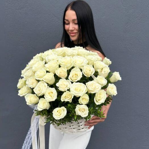 Корзина белых роз 61 шт