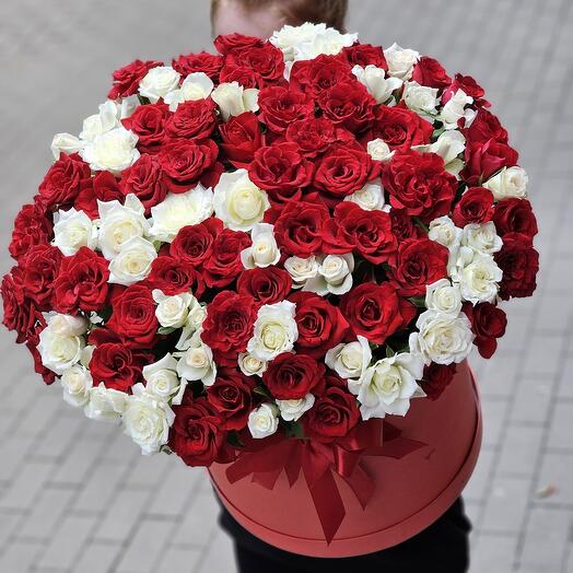 Цветы в коробке бело красный микс