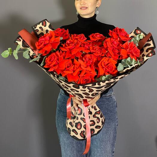 Большой букет алых французских роз Нина (15 шт)