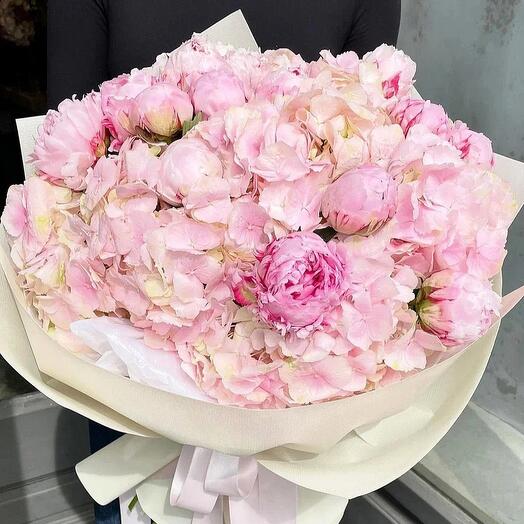 Букет пионов и гортензий