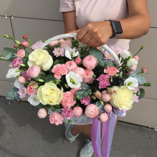 Корзина с цветами средняя