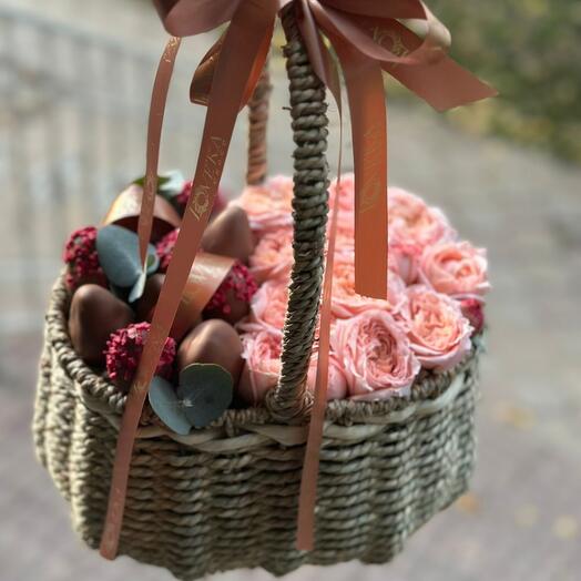 Корзина клубника + цветы