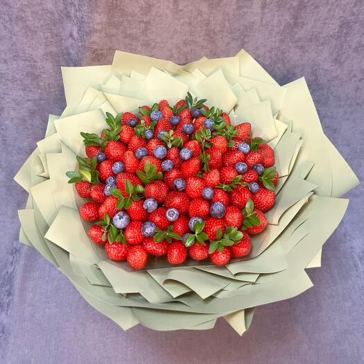 Ramo de fresas, arándanos y verduras