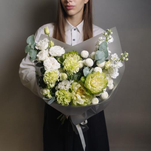 Букет с розой Вегги, хризантемой Ньютон (бело-зеленоя гамма)