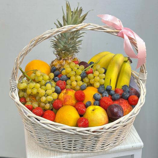 Фруктовая корзина с ананасом
