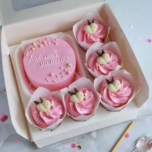 Bentos and cupcakes with hearts for mom