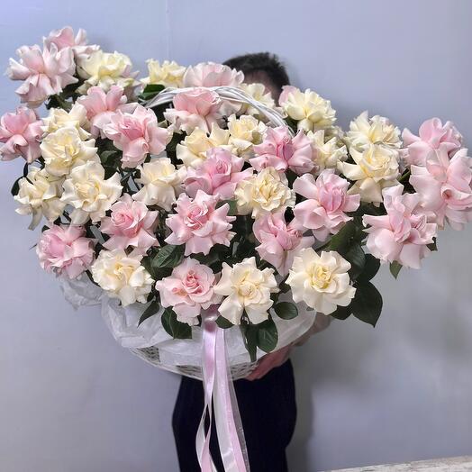 Корзина с 51 кружевной розой