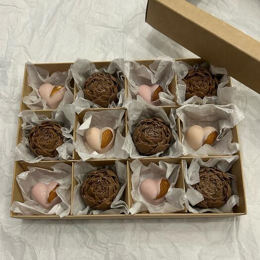 Набор шоколадных  пионов и конфет с миндалем для мамы