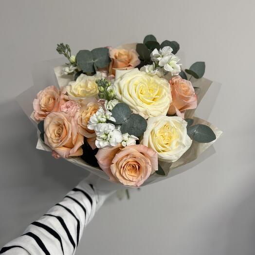 Ароматный букет из пионовидных роз и маттиолы