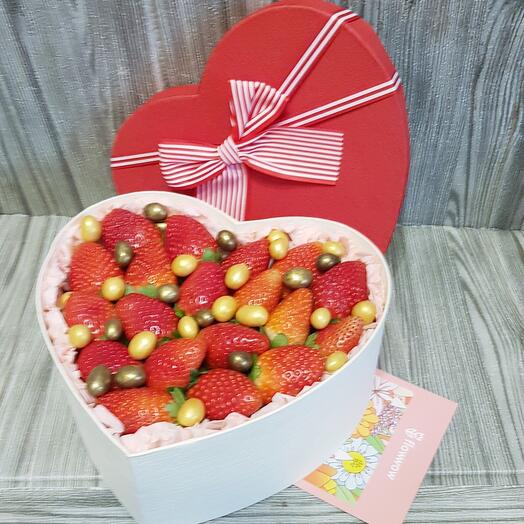 Набор клубника и конфеты в сердце( в розовом цвете)🍓маме