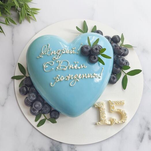 Pastel De corazón con bayas de arándano y una inscripción con nombre (cualquiera de sus letras) y números de chocolate para su cumpleaños