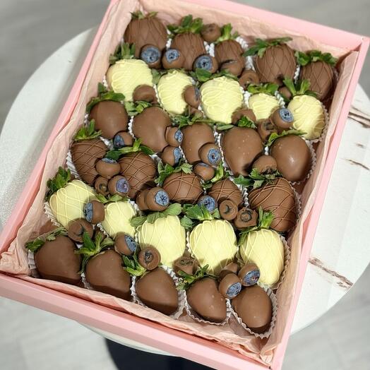 30 клубник и 125 грамм голубики в шоколаде 🤍