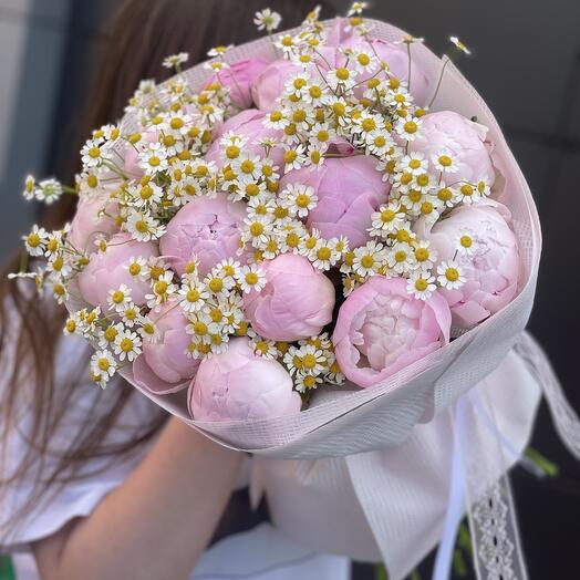Розовые пионы с ромашками