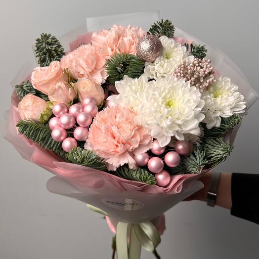 Авторский букет с нобилисом и декоративными ягодами