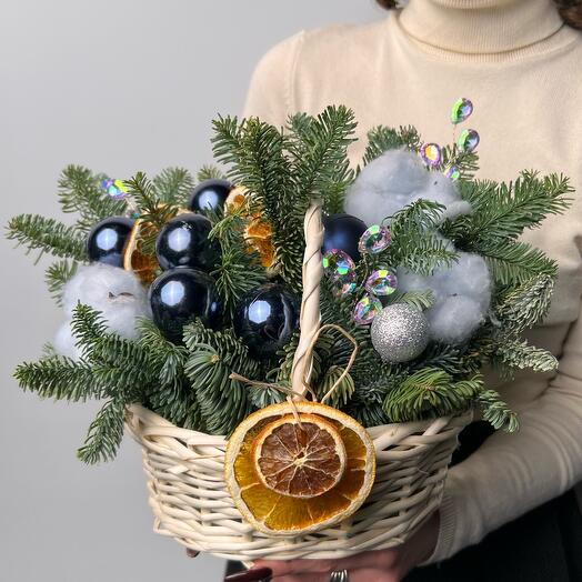 Новогодняя композиция из нобилиса в корзине