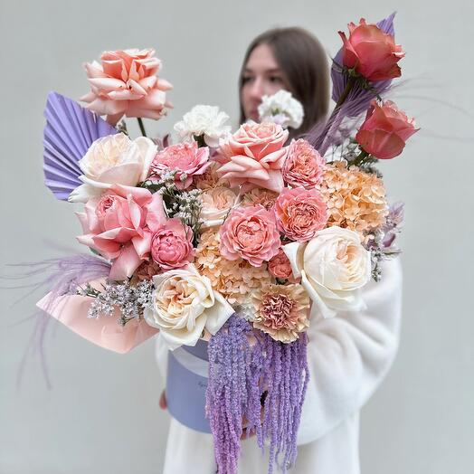 Композиция  в коробке «Мария -Антуанетта»( французские и пион.розы , сухоцветы , диантусы, лимониум)