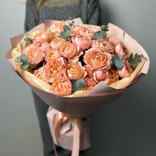 Моно букет 43 из 11 пионовидных роз сорта Julietta с эвкалиптом