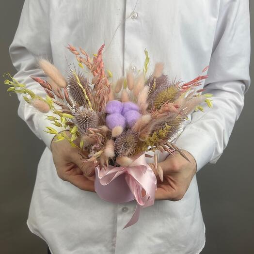 Композиция из сухоцветов с фиолетовым хлопком