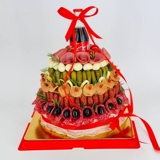 Съедобный торт из колбасок сыра и закусок с напитком кока кола