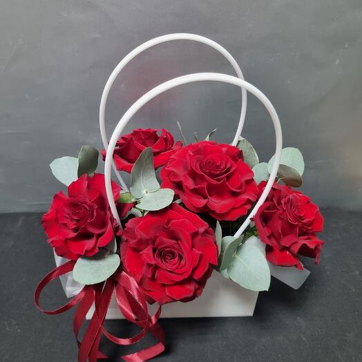 Червоні троянди в сумці