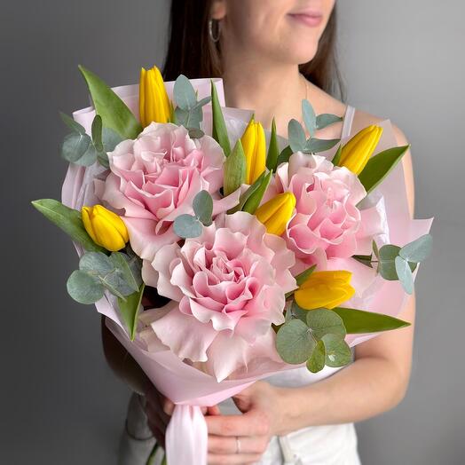 Французские розы, желтые тюльпаны и эвкалипт нежный букет