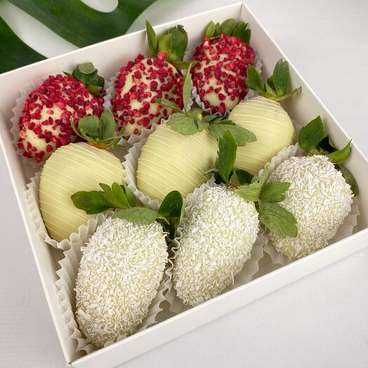 Strawberry treat of 9 berries in chocolate