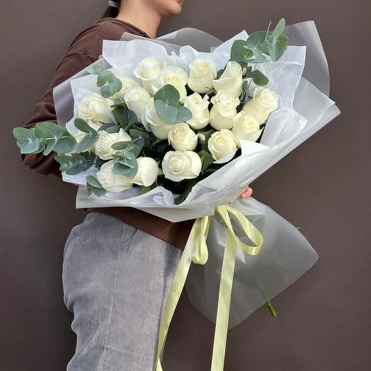 Розы белые с эвкалиптом