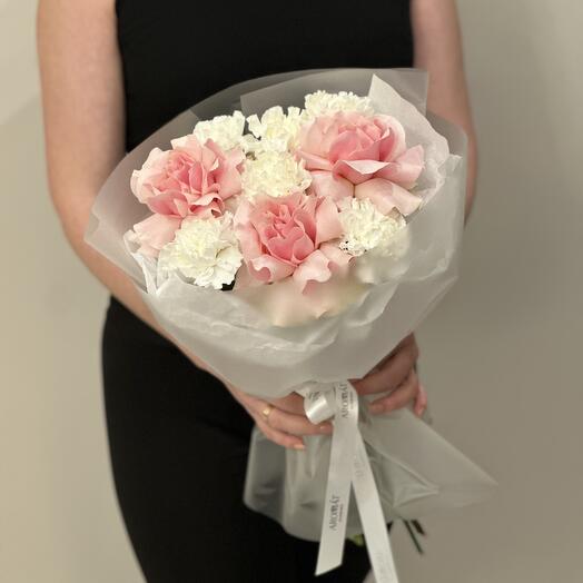Букет из розовых роз и белых гвоздик