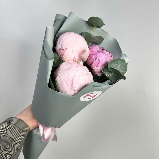 Bouquet of 3 pink peonies with eucalyptus