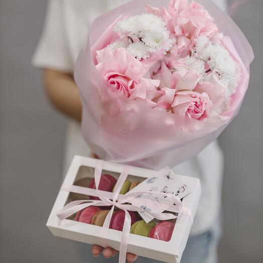 Подарочный набор. Букет с французскими розами и пирожные макарон