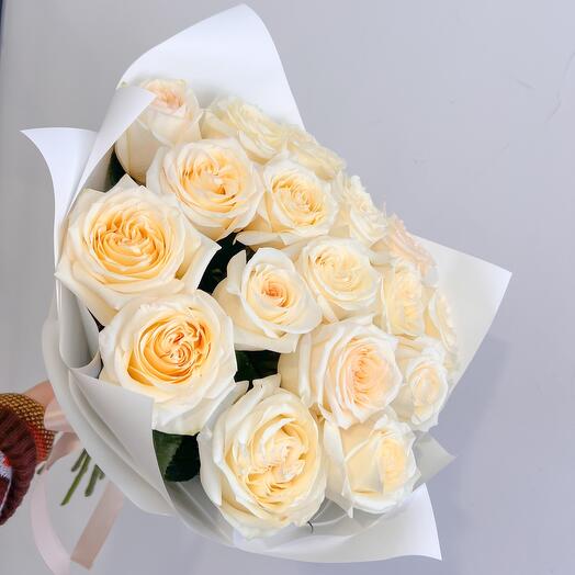 Медовые пионовидные розы