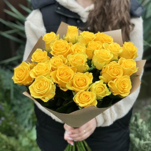 Букет из желтых роз в крафте,  25 шт