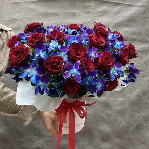 Синие орхидеи с красной розой