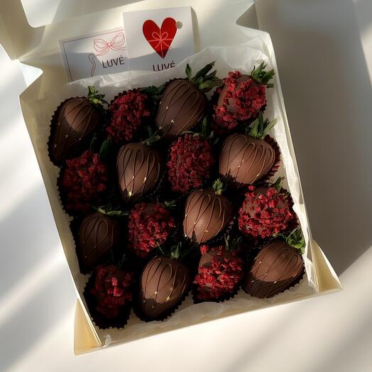 Strawberries in premium chocolate, set 16 pcs