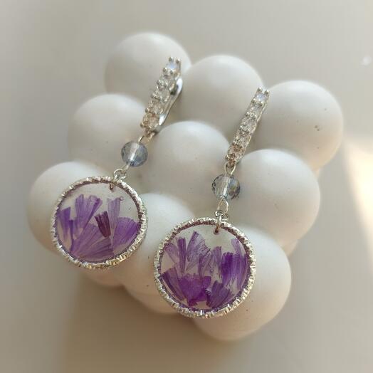 Серьги с лепестками статицы из эпоксидной смолы