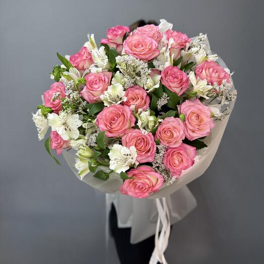 Нежный букет с розовыми розами и альстромерией 🌸