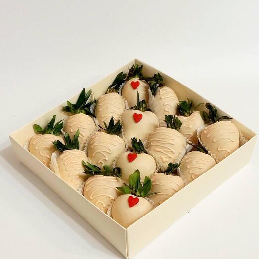 Клубника в белом шоколаде с сердечками 9/12-15 штук