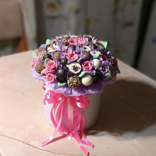 Конфетная композиция в шляпной коробке