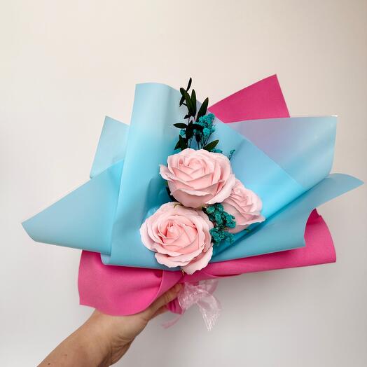 Букет с розами мыльными  комплимент "Rose Dream" с гипсофилой и эвкалиптом