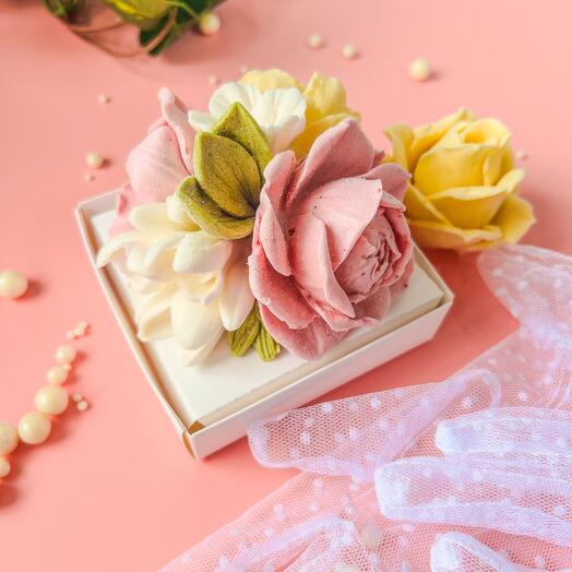 Композиция из зефирных цветов в коробке