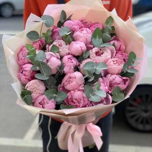 Розовые пионы с эвкалиптом
