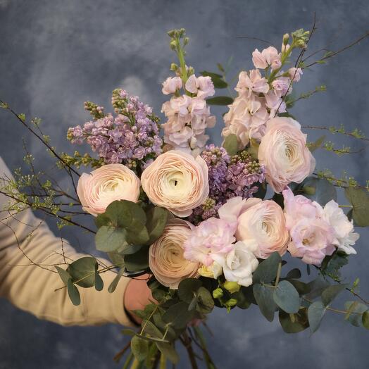 Ранункулюсы, маттиола и эвкалипт - Нежный букет с лютиками