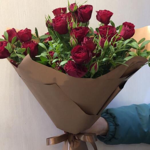 Букет из красных кустовых роз
