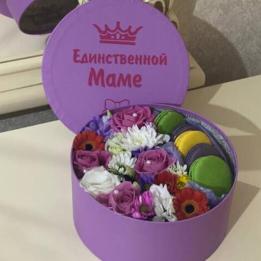 Подарок единственной маме на свете цветы с пирожным макарон
