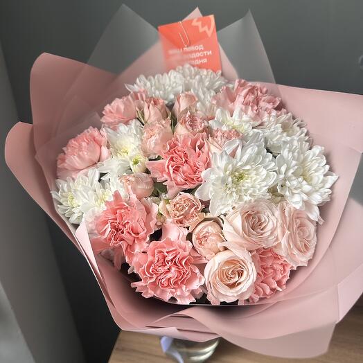 Яркий букет из стойких хризантем, диантусов и пионовидных роз 😍