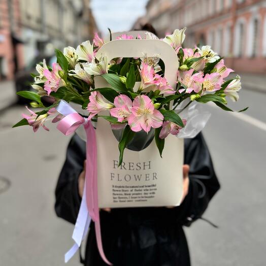 Нежная альстромерия в сумочке