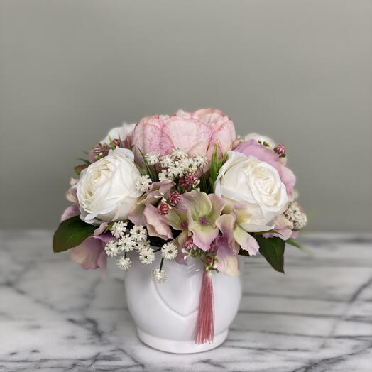 Kleines Arrangement in einer Vase
