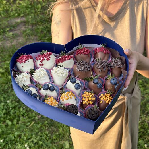 Клубника в шоколаде Love is (20-24 шт) Подарочный набор