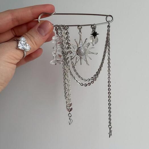 Брошь булавка с акцентной подвеской