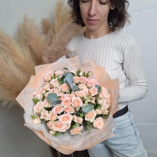 Ramo de rosas con eucalipto